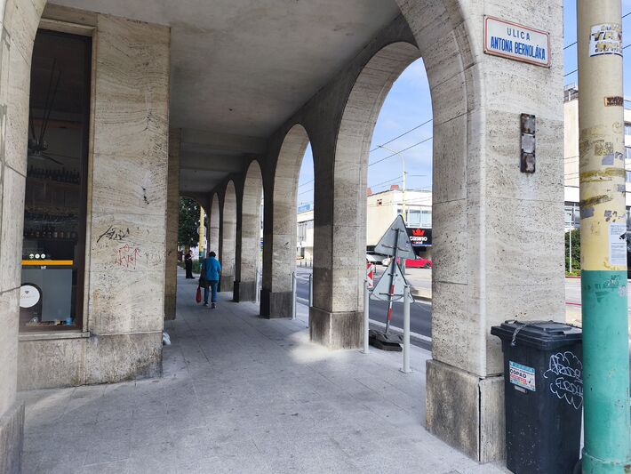 Vyčistené laubne na strane ulice oproti hotelu Slovakia. 