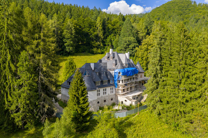 Počas leta ešte fasádu zakrývalo lešenie.