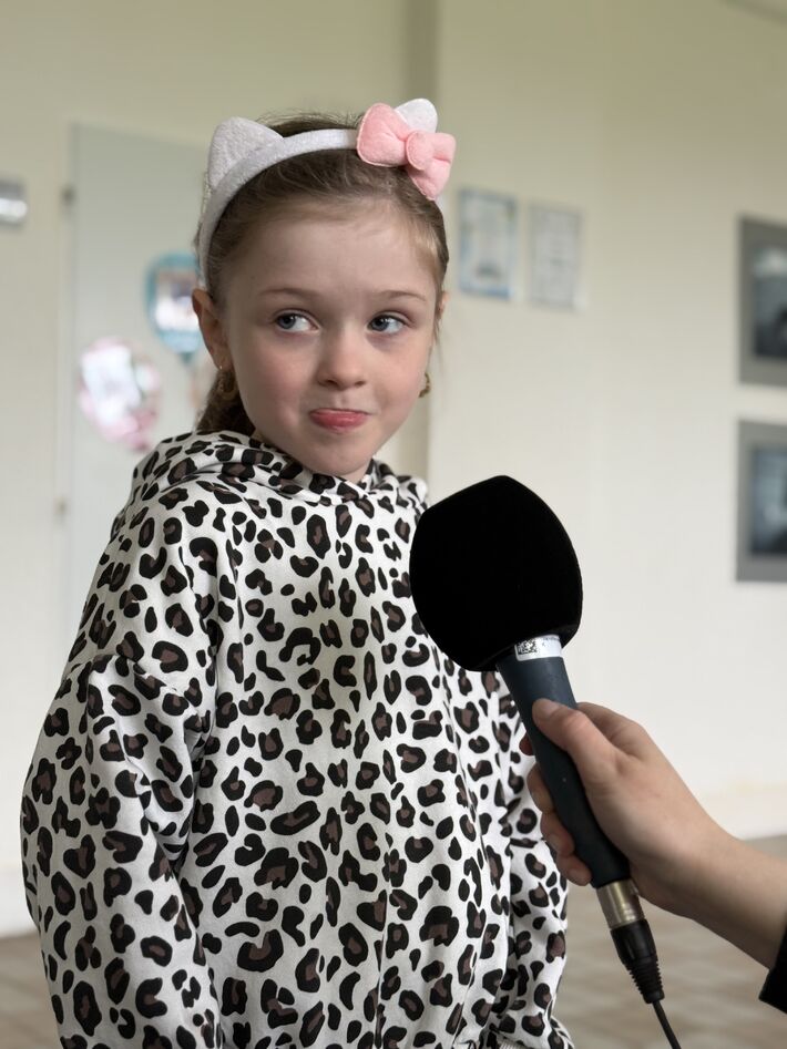 Martinka, žiačka školy, veľmi rada spieva a tancuje. 