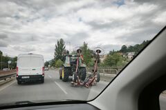 Pokazený traktor blokuje most v Budatíne, tvoria sa kolóny