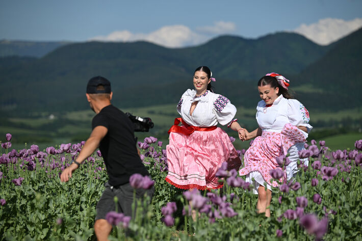 Zábery z natáčania - folklór a makové polia. 