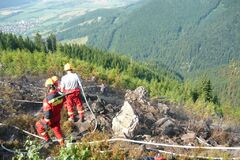 Nad Krasňanmi horel les, zasahoval aj vrtuľník