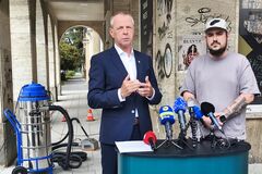 Bulvár dostáva šancu zbaviť sa grafitov. Mesto kúpilo špeciálny čistiaci stroj