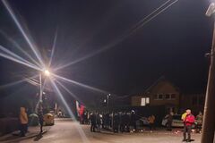 Pred domom žilinskej županky sa zišli odporcovia očkovania: Na dobrú noc nemiestne urážky a bordel