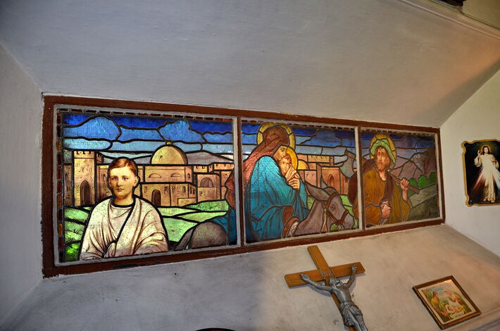 Vo vnútri kaplnky sa nachádzajú aj tri vitrážové okná s motívmi z Biblie.