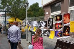 Letný Fotofest na Národnej sa rozbieha: Hodnotiť môžu aj okoloidúci, FOTO