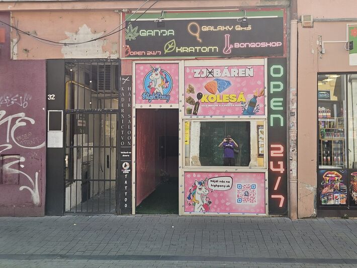 Rovnaký dizajn má aj pobočka v Bratislave.