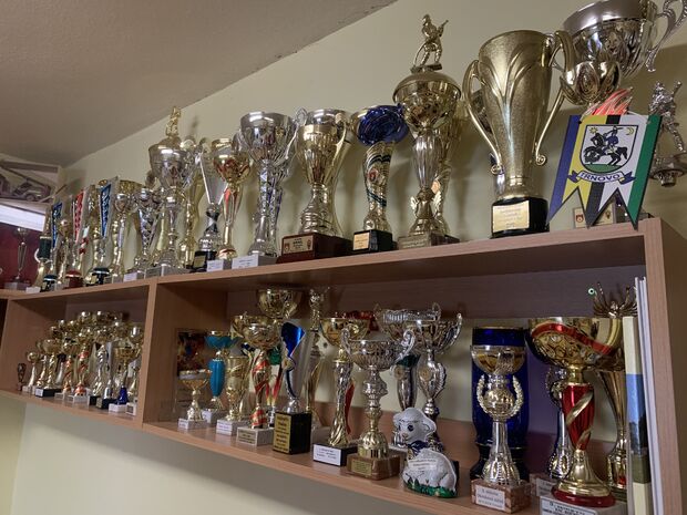 V Kultúrnom dome v Trnovom sa skrýva takáto vzácna zbiera pohárov a medailí.
