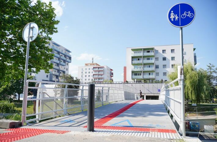 Na Solinkách opravujú zábradlie lávky Centrálna. Chodcov a cyklistov čakajú krátkodobé obmedzenia