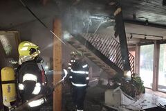 V Oščadnici horí chata. Požiar zasiahol obe podlažia