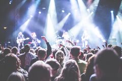 Chráňte si sluch aj počas festivalovej sezóny