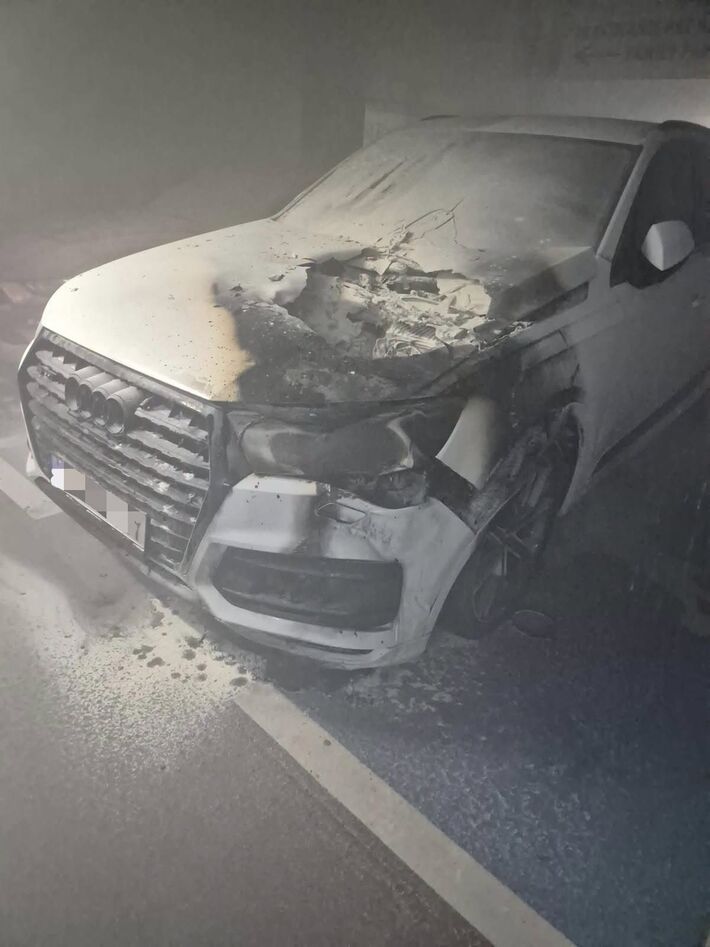 Auto zasiahnuté požiarom.