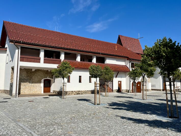Rekonštrukcia kaštieľa je už dokončená. V tomto roku sa podarilo prerobiť aj priestor pred kaštieľom, ktorý bol roky oplotený. Dnes je tam nové námestie.