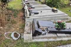 Vandal zničil desiatky hrobov na cintoríne vo Vrútkach