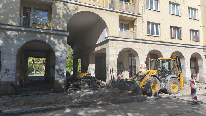V starej časti Bulváru sa práce na revitalizácii rozbehli naplno po Veľkej noci. 