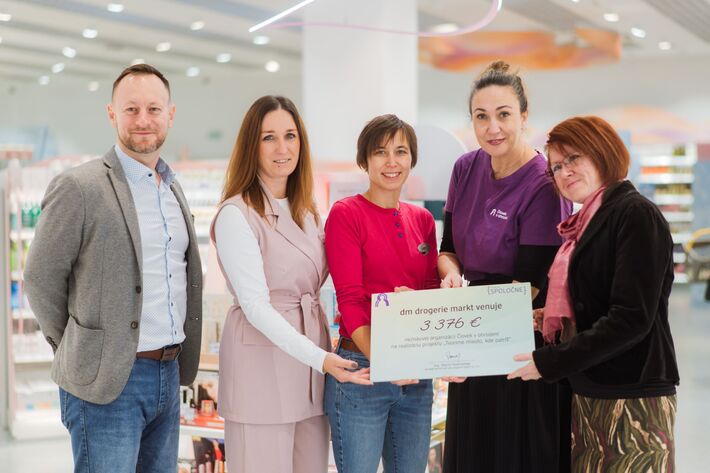 Regionálny manažér dm Marián Adamík_regionálny manažérka dm Lenka Horváthová_vedúca predajne Lucia Kohárová_Nina Gubišová z Človeka v ohrození_Veronika Venglořová z Človeka v ohrození.