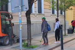 Centrum mesta a ulice čistia aj nezamestnaní