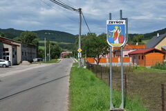 V Zbyňove opravujú cestu: ulica Ku skalám dostane nový asfaltový koberec