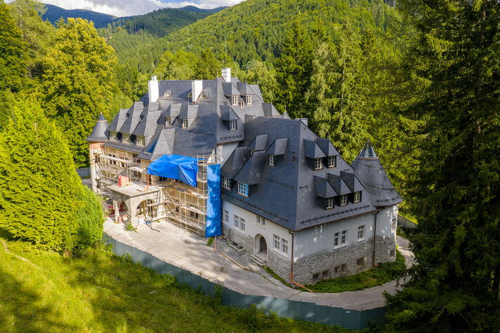 Z ruiny opäť zámok - viacerí miestni vravia, že doslova vstal z popola. 