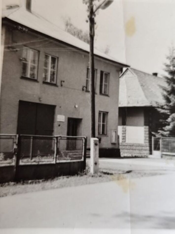 Kultúrny dom v starej Mojšovej Lúčke bol centrom spoločenského života. Sídlila pri ňom aj škola.
