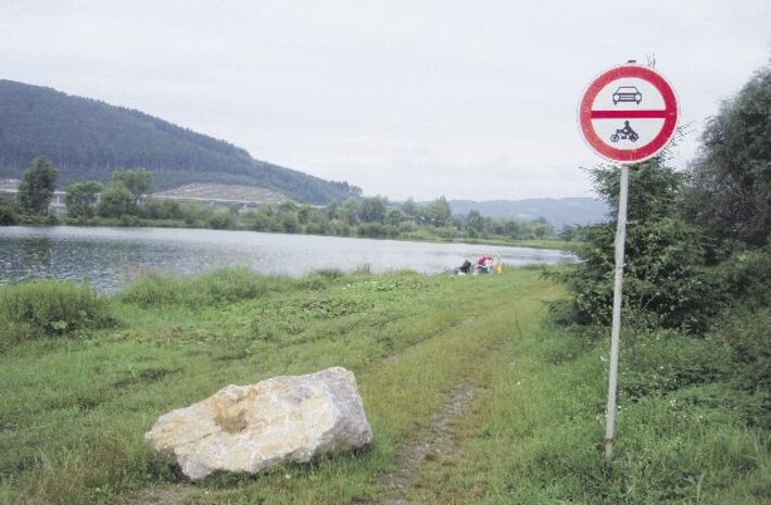 Vozičkárom povolia vstup autom k rybníku