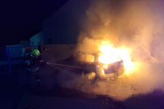 V noci horelo auto, niekto ho úmyselne zapálil