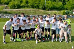 Starší žiaci Juventusu Žilina sa tešia zo zaslúženého titulu: Deti si futbal naplno užívajú