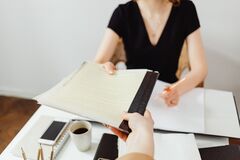 Overovanie podpisov a listín sa mení. Niektoré listiny vám už na obci neoveria