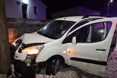 Dopravná nehoda v Kotešovej: auto skončilo v plote a následne v elektrickom stĺpe