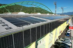 Mestský úrad bude energeticky sebestačný. Na jeho streche rastie fotovoltická elektráreň