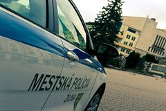 Naháňačka na sídlisku Solinky: polícia v pätách mužovi, ktorý poškodil auto a dal sa na útek