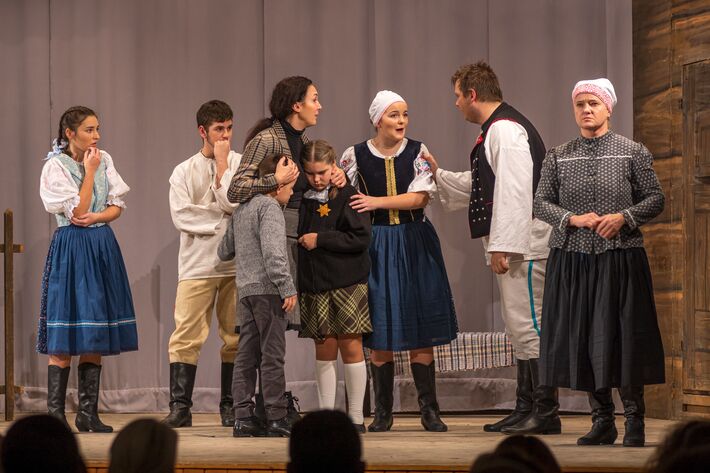 Radovan Tavač druhý sprava, Gabriela Kuricová v strede v kroji.