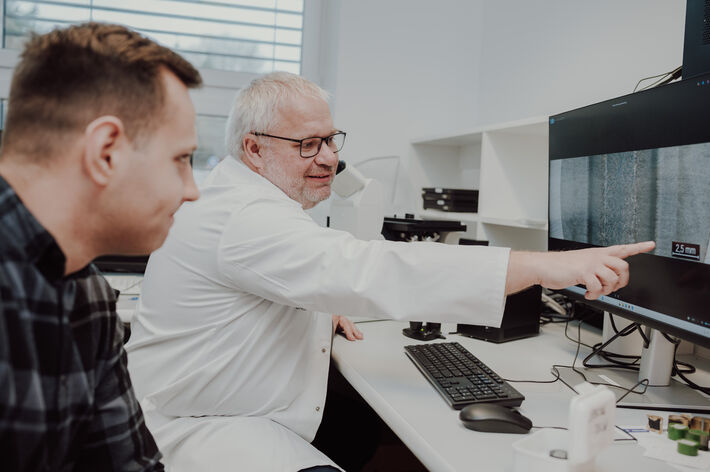 V laboratóriu mikroskopie Výskumného centra UNIZA. 