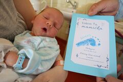 Čerstvým mamám darovali jedinečné odtlačky nožičiek novorodencov