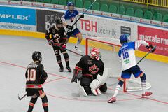 Juniorský hokejbalový šampionát v Žiline ovládli „javorové listy“