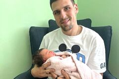 Šimon Petráš sa stal otcom, v žilinskej nemocnici sa mu narodila dcérka Nelka