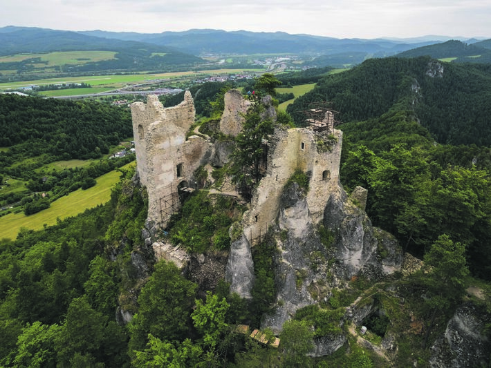 Aktuálny pohľad na hrad. V rokline stredného paláca vidieť, ako rastie zaniknutá obvodová hradba. 