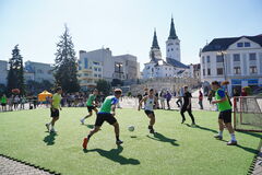 SEVER PROTI JUHU: Futbalová exhibícia na námestí pobavila Žilinčanov