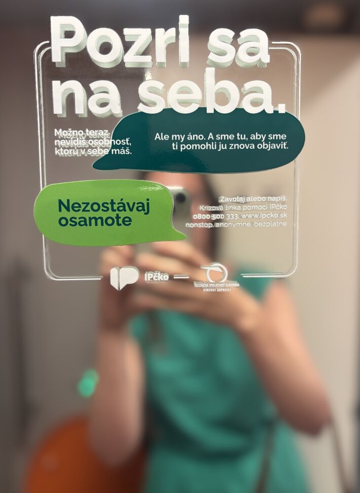 Odkaz má cestujúcim v psychickej tiesni citlivo pripomenúť, že pomoc existuje a môže byť dostupná bezprostredne, aj počas bežnej cesty vlakom.