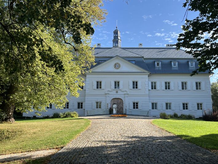 Najkrajšou stavbou v obci je barokový kaštieľ z 18. storočia, z ktorého je v súčasnosti hotel.