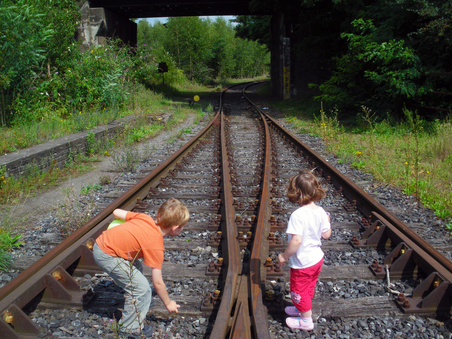 Ребенок с железной дорогой. Железная дорога для детей. Дети на ЖД путях. Дети на ЖД дороге. Ж.Д пути для детей.