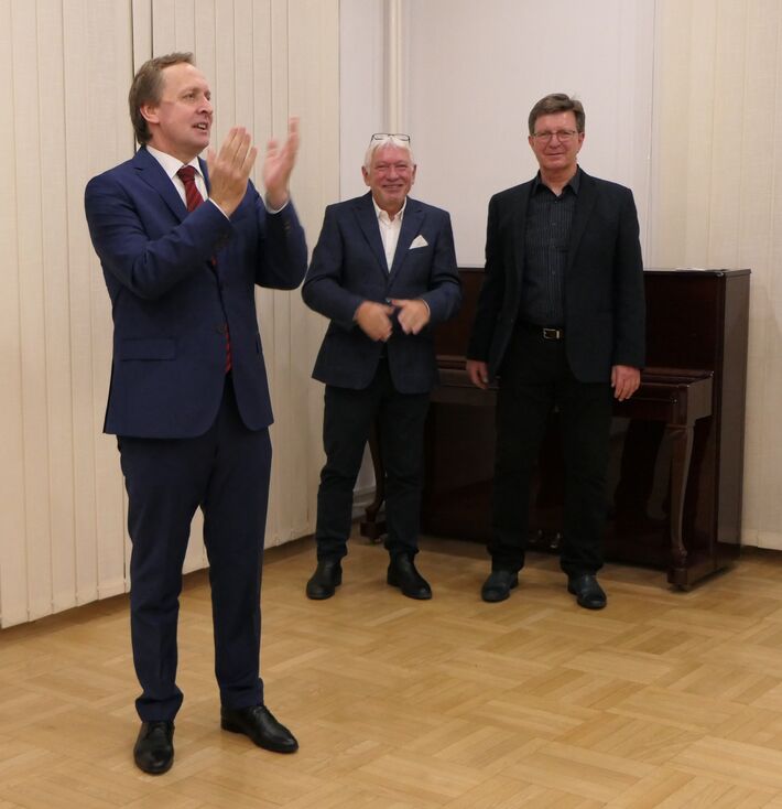 Zľava: riaditeľ Slovenského inštitútu vo Varšave Milan Novotný, kurátor výstavy Milan Mazúr, fotograf Jaroslav Horečný.