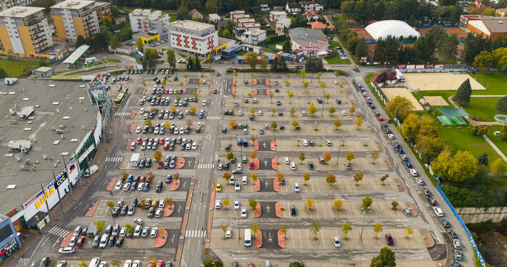 Ďalšie obchodné centrum v Žiline uzavrie svoje parkovisko rampami