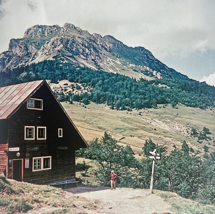 Legendárna chata pod legendárnym kopcom. Záber z roku 1956.