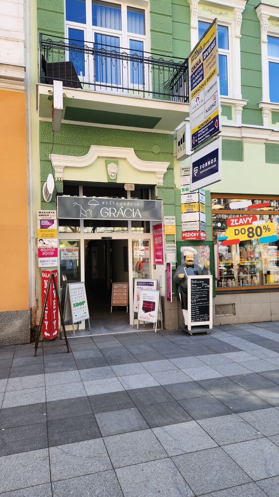 Vizuálny smog na Národnej ulici. 