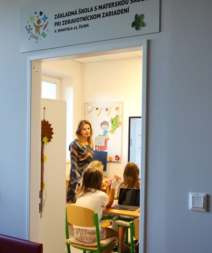 Výchovno-vzdelávaciu činnosť zabezpečujú pani učiteľky Adriana Puchoňová a Lenka Mariašová.