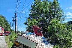 KAMIÓN PREVÁŽAJÚCI STAVEBNÝ MATERIÁL ZIŠIEL Z CESTY