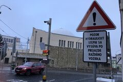 Vodiči ostali stáť „pred bránami“ historického centra