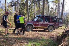 Nepríjemná nehoda cyklistu v Malej Fatre: narazil do spadnutého stromu a zostal v bezvedomí