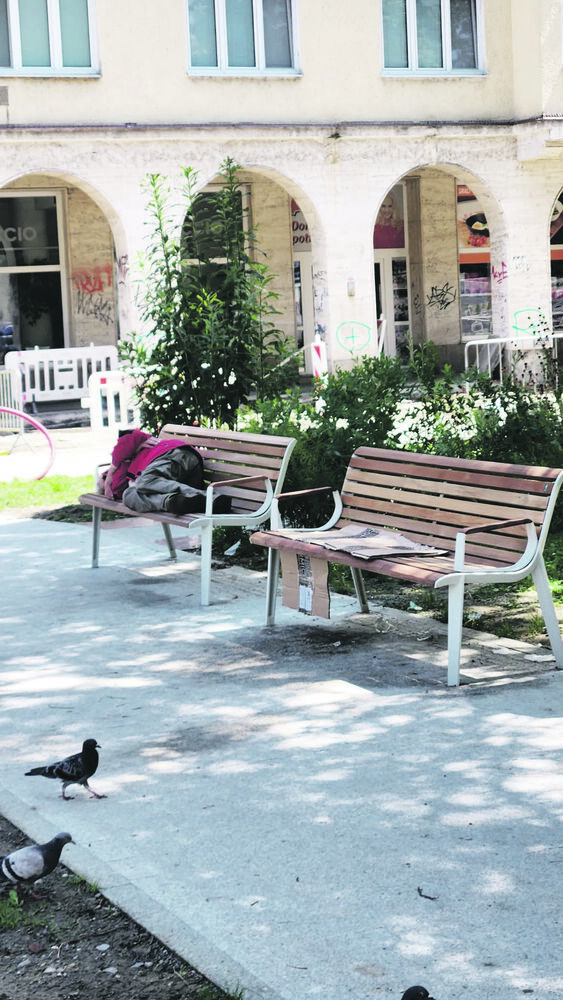Čerstvo osadené lavičky na zrenovovanom Bulvári onedlho dostanú deliaci prvok, aby sa na nich nedalo ležať. 